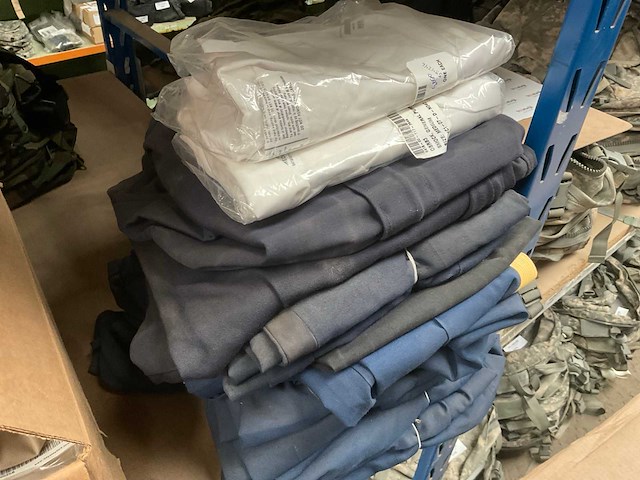 Verschillende legerkleding (15x) - afbeelding 1 van  2