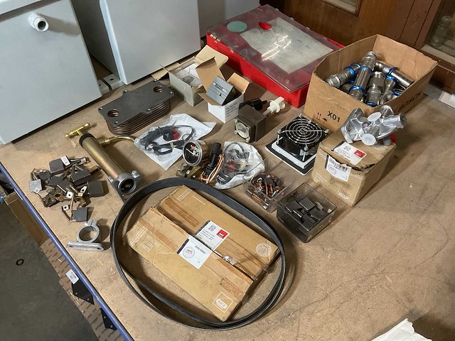 Verschillende onderdelen - afbeelding 2 van  3