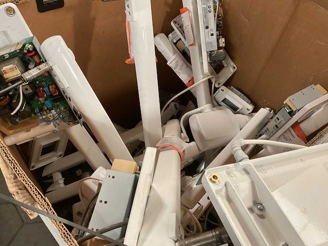 Verschillende onderdelen - afbeelding 1 van  3