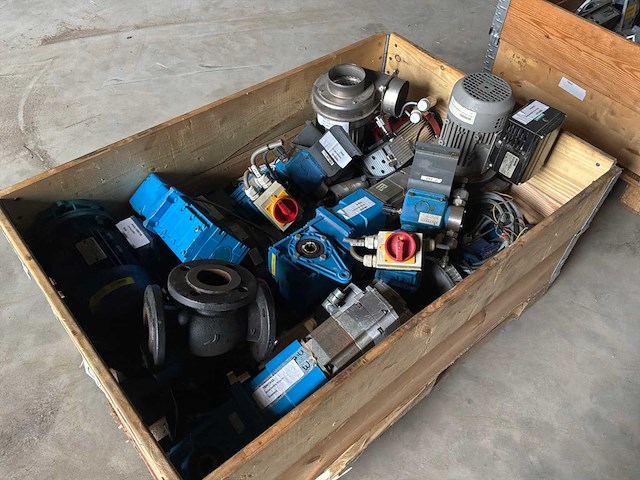 Verschillende pompen / pneumatische cilinders - afbeelding 1 van  4