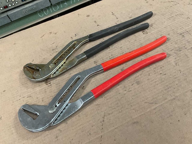 Verschillende waterpomptangen (2x) - afbeelding 1 van  2