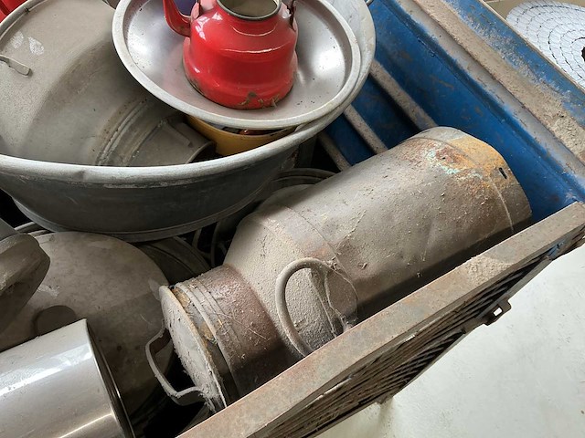 Verschillende zink; rvs en stalen decoratie materialen - afbeelding 2 van  9
