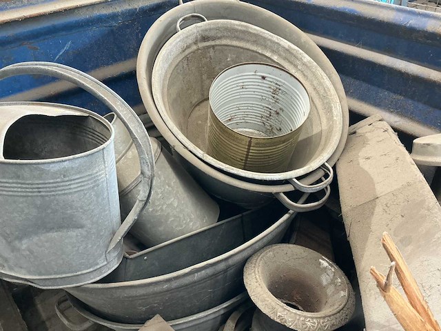 Verschillende zink; rvs en stalen decoratie materialen - afbeelding 4 van  7