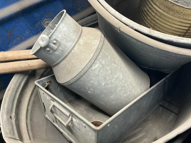Verschillende zink; rvs en stalen decoratie materialen - afbeelding 6 van  7