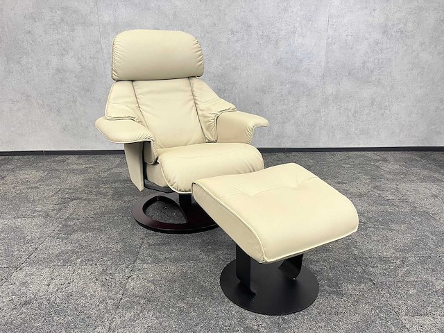 Verstelbare relaxfauteuil met voetenbank - ongebruikt - afbeelding 1 van  10