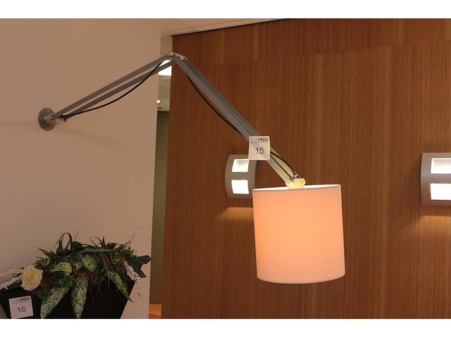 Verstelbare wandlamp. doorsnede kap 25 cm. - afbeelding 1 van  2
