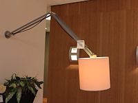 Verstelbare wandlamp. doorsnede kap 25 cm.