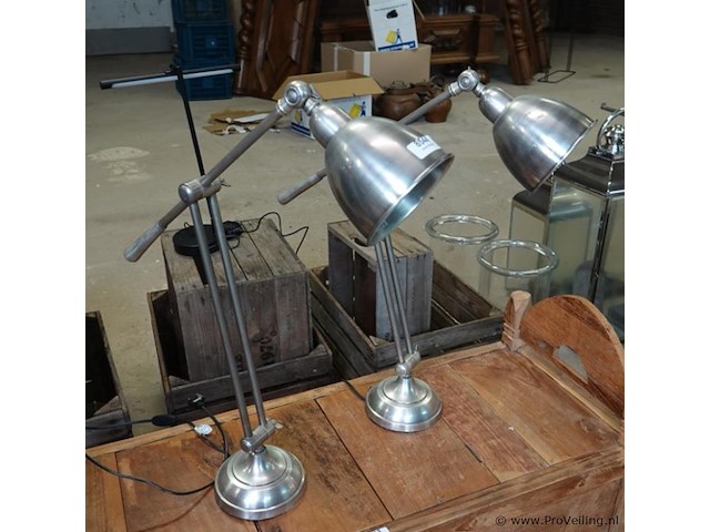 Verstelbare zilverkleurige bureaulampen van metaal hebben een klassieke uitstraling en zijn op meerdere plaatsen verstelbaar voor optimaal licht. - afbeelding 1 van  5