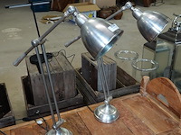 Verstelbare zilverkleurige bureaulampen van metaal hebben een klassieke uitstraling en zijn op meerdere plaatsen verstelbaar voor optimaal licht. - afbeelding 1 van  5