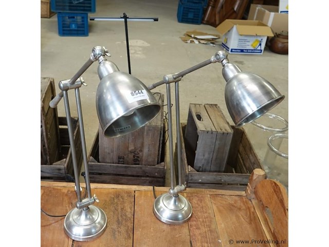 Verstelbare zilverkleurige bureaulampen van metaal hebben een klassieke uitstraling en zijn op meerdere plaatsen verstelbaar voor optimaal licht. - afbeelding 2 van  5