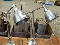 Verstelbare zilverkleurige bureaulampen van metaal hebben een klassieke uitstraling en zijn op meerdere plaatsen verstelbaar voor optimaal licht. - afbeelding 2 van  5