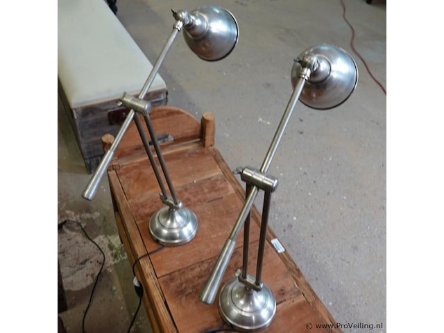 Verstelbare zilverkleurige bureaulampen van metaal hebben een klassieke uitstraling en zijn op meerdere plaatsen verstelbaar voor optimaal licht. - afbeelding 3 van  5