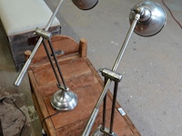 Verstelbare zilverkleurige bureaulampen van metaal hebben een klassieke uitstraling en zijn op meerdere plaatsen verstelbaar voor optimaal licht. - afbeelding 3 van  5