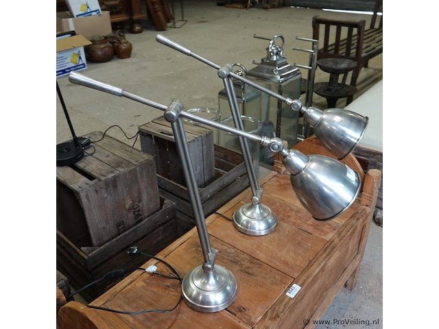 Verstelbare zilverkleurige bureaulampen van metaal hebben een klassieke uitstraling en zijn op meerdere plaatsen verstelbaar voor optimaal licht. - afbeelding 4 van  5