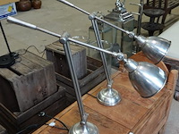 Verstelbare zilverkleurige bureaulampen van metaal hebben een klassieke uitstraling en zijn op meerdere plaatsen verstelbaar voor optimaal licht. - afbeelding 4 van  5