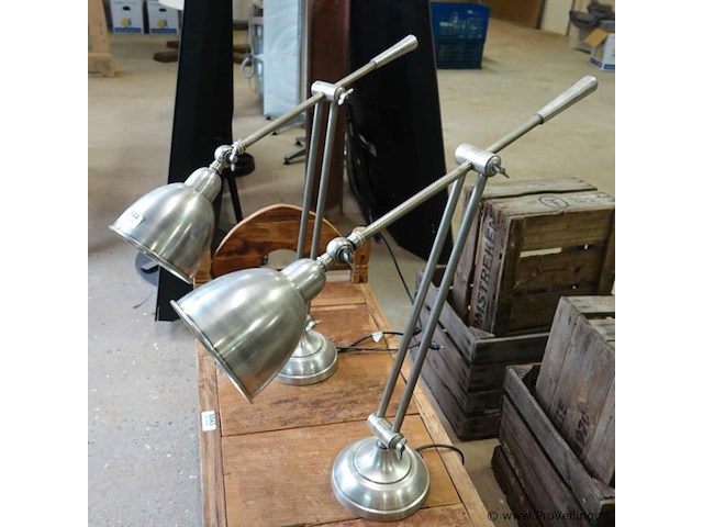 Verstelbare zilverkleurige bureaulampen van metaal hebben een klassieke uitstraling en zijn op meerdere plaatsen verstelbaar voor optimaal licht. - afbeelding 5 van  5