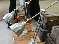 Verstelbare zilverkleurige bureaulampen van metaal hebben een klassieke uitstraling en zijn op meerdere plaatsen verstelbaar voor optimaal licht. - afbeelding 5 van  5