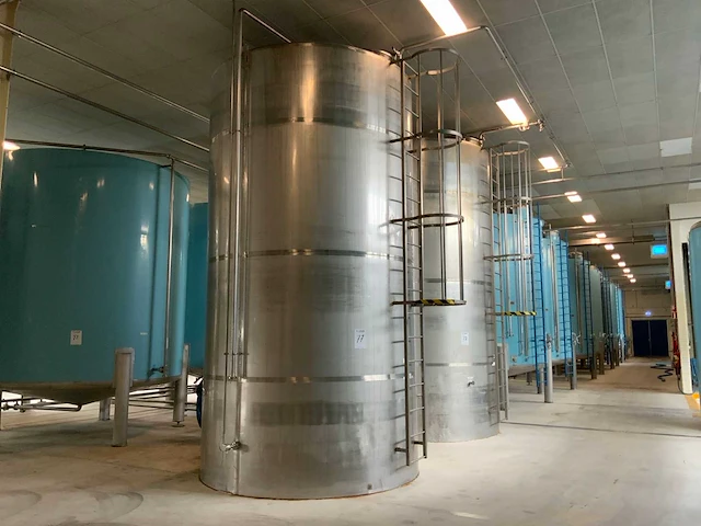 Verticale geïsoleerde opslagtank 25000 liter - afbeelding 1 van  6