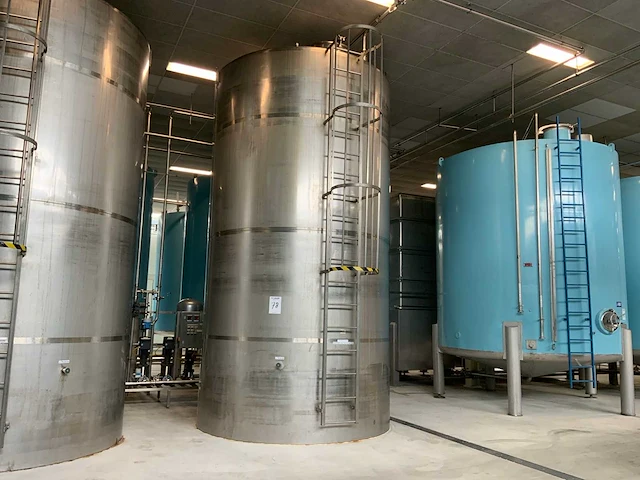 Verticale geïsoleerde opslagtank 25000 liter - afbeelding 1 van  8