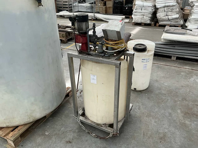Verticale opslagtank met pomp - afbeelding 1 van  8