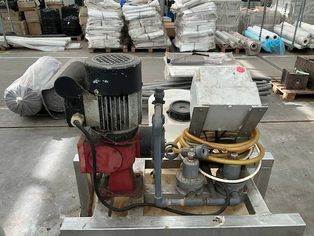 Verticale opslagtank met pomp - afbeelding 3 van  8