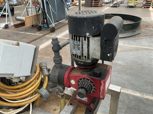 Verticale opslagtank met pomp - afbeelding 5 van  8