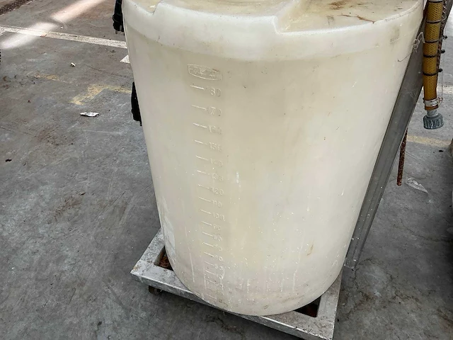 Verticale opslagtank met pomp - afbeelding 8 van  8
