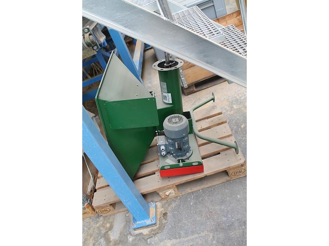 Verticale transporteur mrol t401/3 met basistrechter en opvoerwokkel. hoogte ca. 5 meter. diameter opvoerka... - afbeelding 1 van  6