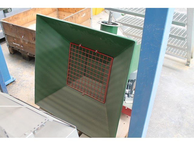 Verticale transporteur mrol t401/3 met basistrechter en opvoerwokkel. hoogte ca. 5 meter. diameter opvoerka... - afbeelding 3 van  6