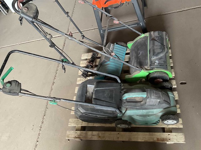 Verticuteermachine + grasmaaiers - afbeelding 2 van  2