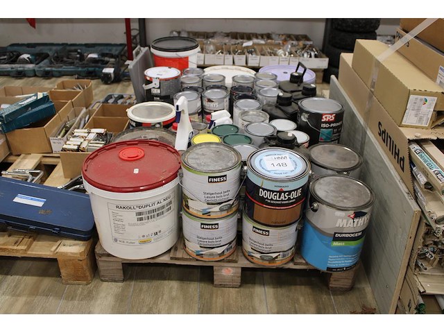 Verven en lakken op pallet w.o. primer, strikolith en finess. - afbeelding 1 van  3