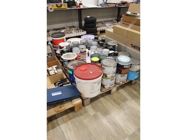 Verven en lakken op pallet w.o. primer, strikolith en finess. - afbeelding 2 van  3