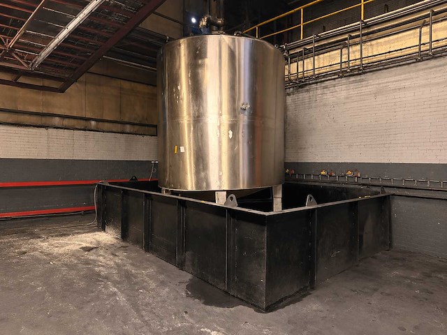 Verwarmde & geïsoleerde 17.000 l verticale opslagtank - afbeelding 1 van  6