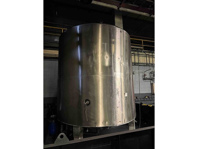 Verwarmde & geïsoleerde 17.000 l verticale opslagtank - afbeelding 2 van  6