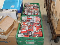 Verwarmingskoppelingen, kranen en thermostaatkranen in twee kunststof kratten. - afbeelding 1 van  3