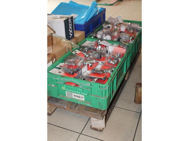 Verwarmingskoppelingen, kranen en thermostaatkranen in twee kunststof kratten. - afbeelding 2 van  3