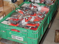 Verwarmingskoppelingen, kranen en thermostaatkranen in twee kunststof kratten. - afbeelding 2 van  3