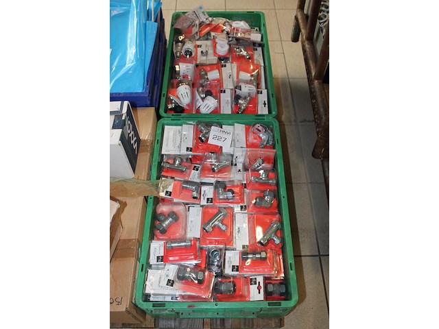 Verwarmingskoppelingen, kranen en thermostaatkranen in twee kunststof kratten. - afbeelding 3 van  3