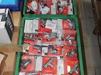 Verwarmingskoppelingen, kranen en thermostaatkranen in twee kunststof kratten. - afbeelding 3 van  3