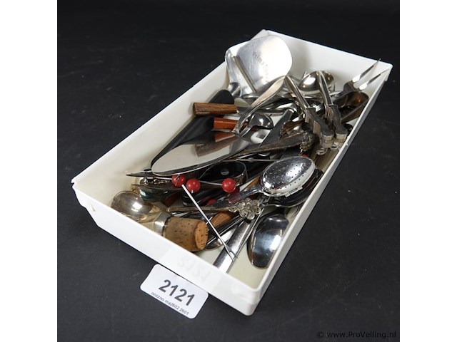 Verzameling bestek e.d. in plastic bak - afbeelding 1 van  5