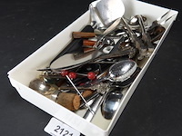 Verzameling bestek e.d. in plastic bak - afbeelding 1 van  5