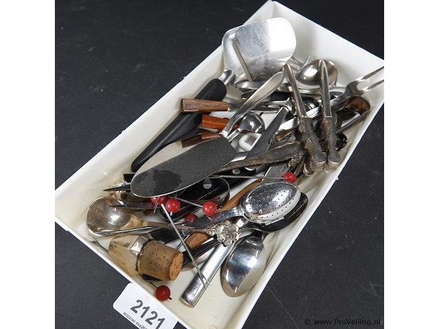Verzameling bestek e.d. in plastic bak - afbeelding 2 van  5