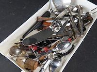 Verzameling bestek e.d. in plastic bak - afbeelding 2 van  5