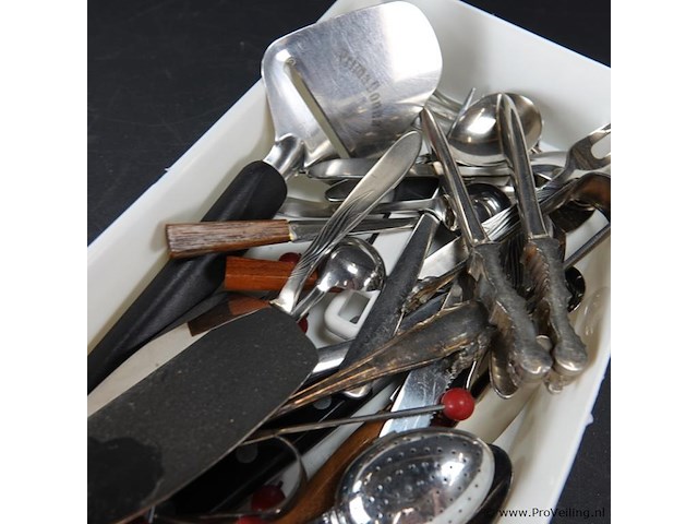 Verzameling bestek e.d. in plastic bak - afbeelding 3 van  5