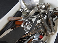 Verzameling bestek e.d. in plastic bak - afbeelding 3 van  5