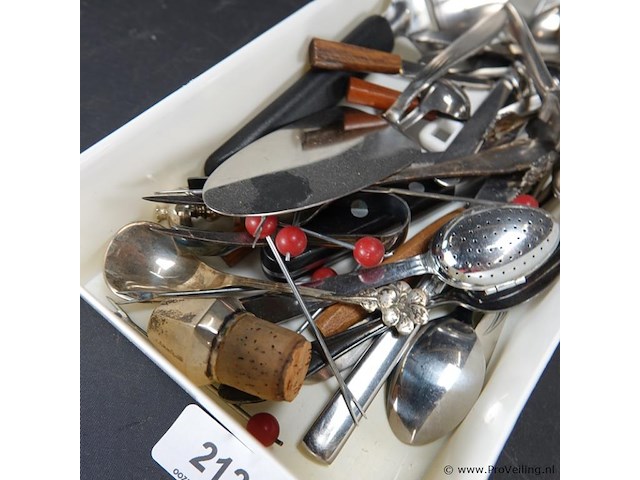 Verzameling bestek e.d. in plastic bak - afbeelding 4 van  5