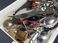 Verzameling bestek e.d. in plastic bak - afbeelding 4 van  5