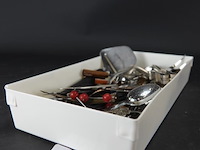 Verzameling bestek e.d. in plastic bak - afbeelding 5 van  5