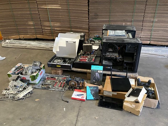 Verzameling computeronderdelen - afbeelding 1 van  15