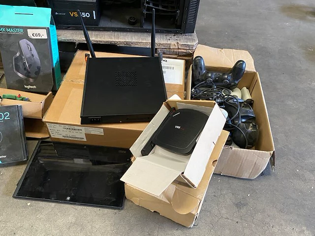 Verzameling computeronderdelen - afbeelding 8 van  15